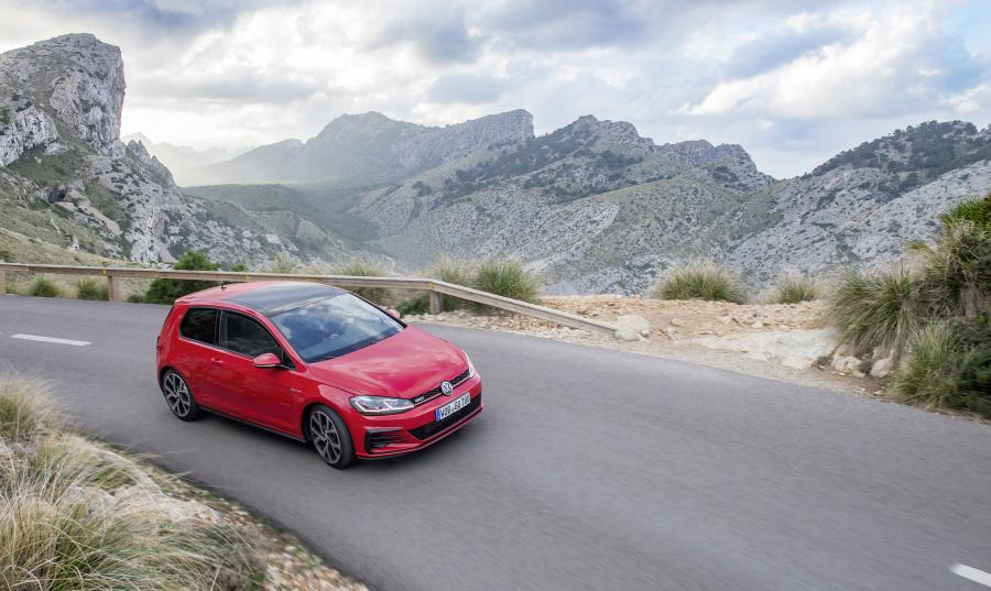  Volkswagen Golf GTI 3-Door 2017 года  (UK) (фото 21 из 33)